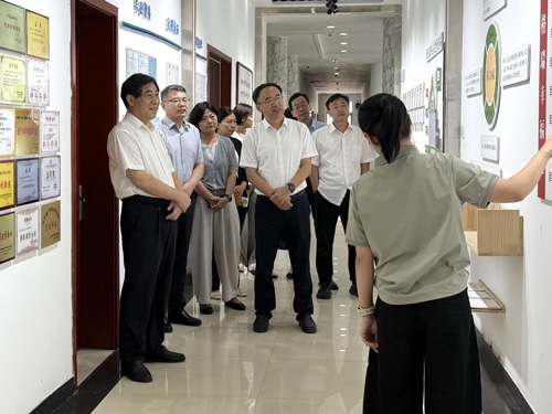 民建济宁市委会主委、市贸促会会长杨晓东一行莅临欣格瑞考察调研